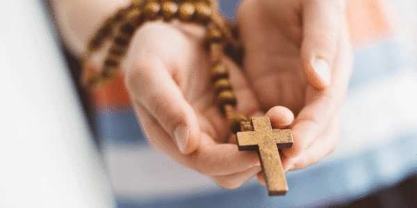 web3-kids-prayer-rosary-catholic-little-hands-shutterstock_546634276-plantic-ai.gif